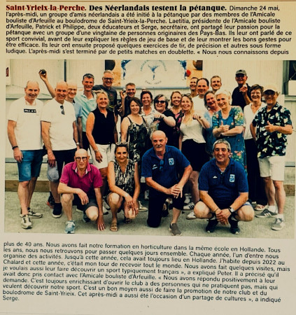 Des Néerlandais testent la pétanque.