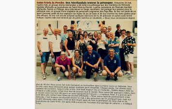 Des Néerlandais testent la pétanque.